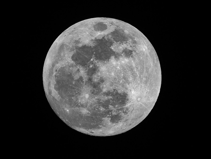黑色夜空中的月亮